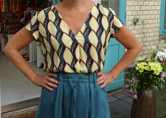 2. Hand Bluse UVR